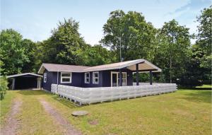 Fjellerup StrandにあるStunning Home In Glesborg With 4 Bedrooms And Wifiの青小屋