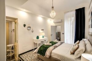 um quarto branco com uma cama e uma mesa em AwesHomeItaly - Cinque Terre Fancy em La Spezia