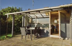 patio con tavolo e sedie di Holiday Home Rodbjerg a Aabenraa Altre 8 foto