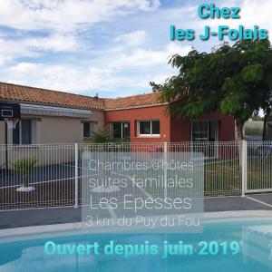 萊瑟佩瑟的住宿－Chez les J-FOLAIS - 3 kms Puy duFou - Les Epesses，游泳池旁的 ⁇ 上的一个标志