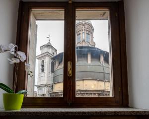 ein Fenster mit Blick auf ein Gebäude in der Unterkunft Mansarda xx settembre 72 in Turin