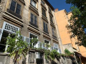 an old building with windows and a balcony at Gîte du Vieux Lyon in Lyon