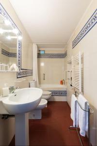 bagno bianco con lavandino e servizi igienici di Villa Le Pergole- Firenze a Firenze