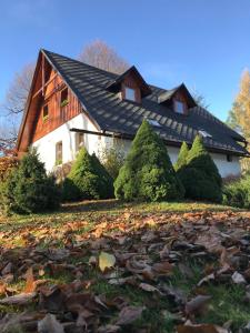 ein Haus mit Schieferdach auf einem Haufen Blätter in der Unterkunft Chatavjesenikach in Vrbno pod Pradědem