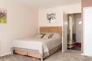 um quarto com uma cama num quarto branco em Chocolate Nest em Leamington Spa