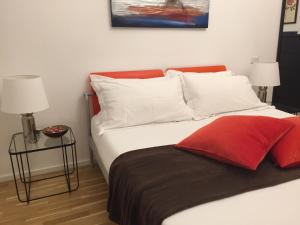 ナポリにあるCasa degli aranciのベッドルーム1室(大型ベッド1台、赤い枕付)