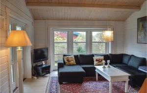 ein Wohnzimmer mit einem Sofa und einem Tisch in der Unterkunft Lovely Home In Vejby With Sauna in Vejby