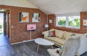 HaslevgårdeにあるNice Home In Hadsund With 3 Bedrooms And Wifiのリビングルーム(ソファ付)