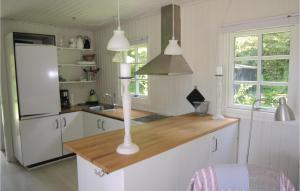 - une cuisine avec des appareils blancs et un comptoir en bois dans l'établissement Cozy Home In Humble With Kitchen, à Humble