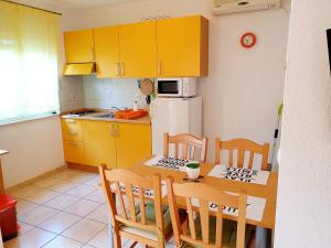 Kuchyňa alebo kuchynka v ubytovaní Apartments MARKO-Sevid-20m from the beach + 37 fotografií