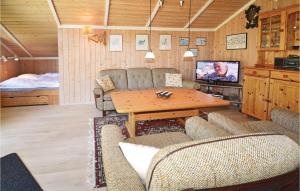 sala de estar con mesa, sillas y TV en 2 Bedroom Amazing Home In Nakskov, en Kappel