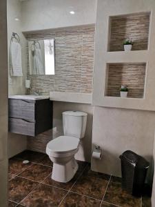 een badkamer met een toilet en een wastafel bij Sensacional Apartamento Reserva Peñon Girardot in Girardot