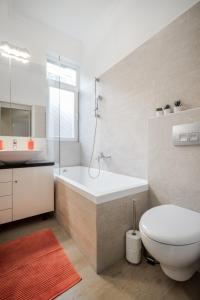 Kúpeľňa v ubytovaní BpR Danube Panoramic Suite + 25 fotografií