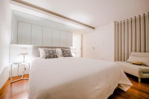 - une chambre blanche avec un grand lit et un canapé dans l'établissement Casa Reserva do Poeta, à Viana do Castelo 59 autres photos