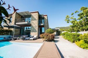 une maison avec une piscine devant dans l'établissement Casa Reserva do Poeta, à Viana do Castelo