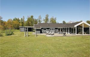 Vester SømarkenにあるNice Home In Aakirkeby With 3 Bedrooms, Sauna And Wifiの遊び場付きの広い庭のある家