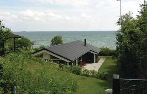 SpodsbjergにあるAwesome Home In Rudkbing With 3 Bedrooms And Wifiの海の見える家