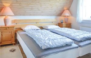 2 camas individuales en un dormitorio con 2 lámparas en Three-Bedroom Holiday Home In Skjern, en Halby