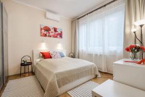 Tempat tidur dalam kamar di BpR Danube Panoramic Suite