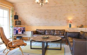 sala de estar con muebles de cuero y mesa en Three-Bedroom Holiday Home In Skjern, en Halby 17 fotos más