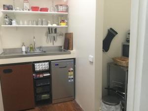 una pequeña cocina con fregadero y lavavajillas en Angaston Masonic Lodge en Angaston