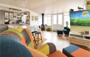 ein Wohnzimmer mit einem TV, einem Tisch und Stühlen in der Unterkunft Awesome Home In Nyborg With Wifi in Nyborg