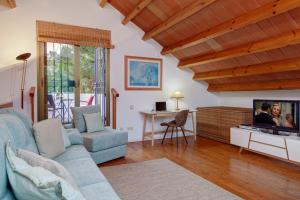 Televiisor ja/või meelelahutuskeskus majutusasutuses Villa with private pool and garden in Marbella