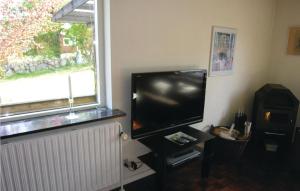 阿靈厄的住宿－Nice Home In Allinge With Kitchen，客厅设有窗户旁的平面电视