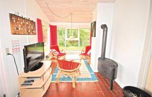 TV a/nebo společenská místnost v ubytování Holiday Home Strandbyvej Odder X