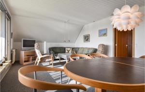 ein Wohnzimmer mit einem Tisch und Stühlen in der Unterkunft Vejlgrd in Nørre Lyngvig