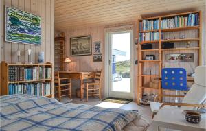 Bjerregårdにある3 Bedroom Lovely Home In Hvide Sandeのベッドルーム(ベッド1台、デスク、本棚付)