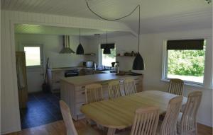 Bøtø Byにある4 Bedroom Amazing Home In Vggerlseのキッチン(木製テーブル、テーブル、椅子付)