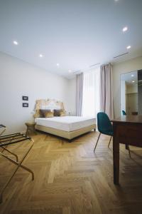 Un pat sau paturi într-o cameră la Casa Vittoria Napoli - Santa Lucia