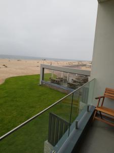 un balcone di una casa con vista sulla spiaggia di Bayview Suites, Unit 9, Room # 13 a Langstrand