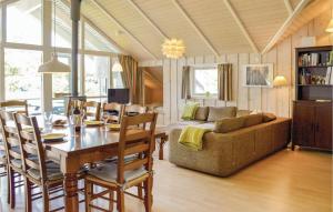 comedor y sala de estar con mesa y sofá en Awesome Home In Skibby With Kitchen, en Brønde