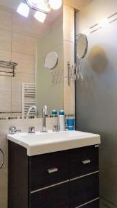 uma casa de banho com um lavatório e um espelho em Torre Myng em Villa Carlos Paz