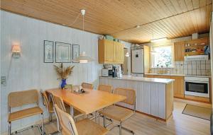 Vester SømarkenにあるAwesome Home In Aakirkeby With 3 Bedrooms And Wifiのキッチン(木製のテーブル、椅子付)