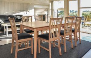- une table à manger en bois avec des chaises et un canapé dans l'établissement Pet Friendly Home In Frrup With Wifi, à Tårup