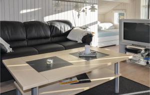 uma sala de estar com um sofá e uma mesa de centro em Pet Friendly Home In Frrup With Wifi em Tårup