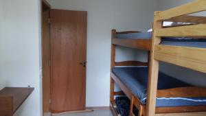 un par de literas en una habitación con puerta en Chácara em Atibaia, en Atibaia 28 fotos más