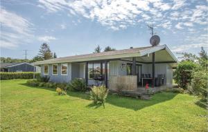 una pequeña casa con un gran patio delante en Liljebo, en Vemmenæs