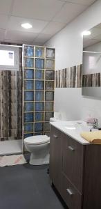 un baño con inodoro y lavabo en Casa Marta, en Setenil