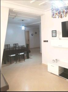ein Esszimmer mit einem Tisch und Stühlen in einem Zimmer in der Unterkunft Appartement Wynwood 2 in Oujda