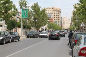 a busy city street with cars parked on the road at Appartement Wynwood 2 in Oujda +4 photos