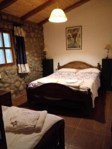 Un pat sau paturi într-o cameră la Chalecito Campestre Centrico