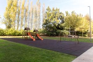 um parque com parque infantil com escorrega em Afurada premium apartment by Porto City Hosts em Vila Nova de Gaia