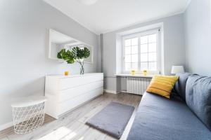 - un salon avec un canapé bleu et une commode dans l'établissement Apart Market Square - Rynek 44 - Opposit Town Hall - 3 Rooms, à Wrocław