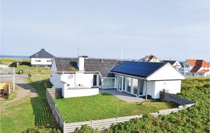 Casa blanca con techo azul en Gorgeous Home In Frøstrup With Wifi, en Lild Strand 9 fotos más