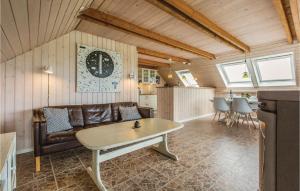 Yderbyにある3 Bedroom Gorgeous Home In Sjllands Oddeのリビングルーム(ソファ、テーブル付)
