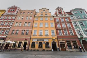 un groupe de grands immeubles dans une ville dans l'établissement Apart Market Square - Rynek 44 - Opposit Town Hall - 3 Rooms, à Wrocław